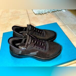LIKE NEW!! Size 8 Black Skechers Slip-In Sneakers🖤